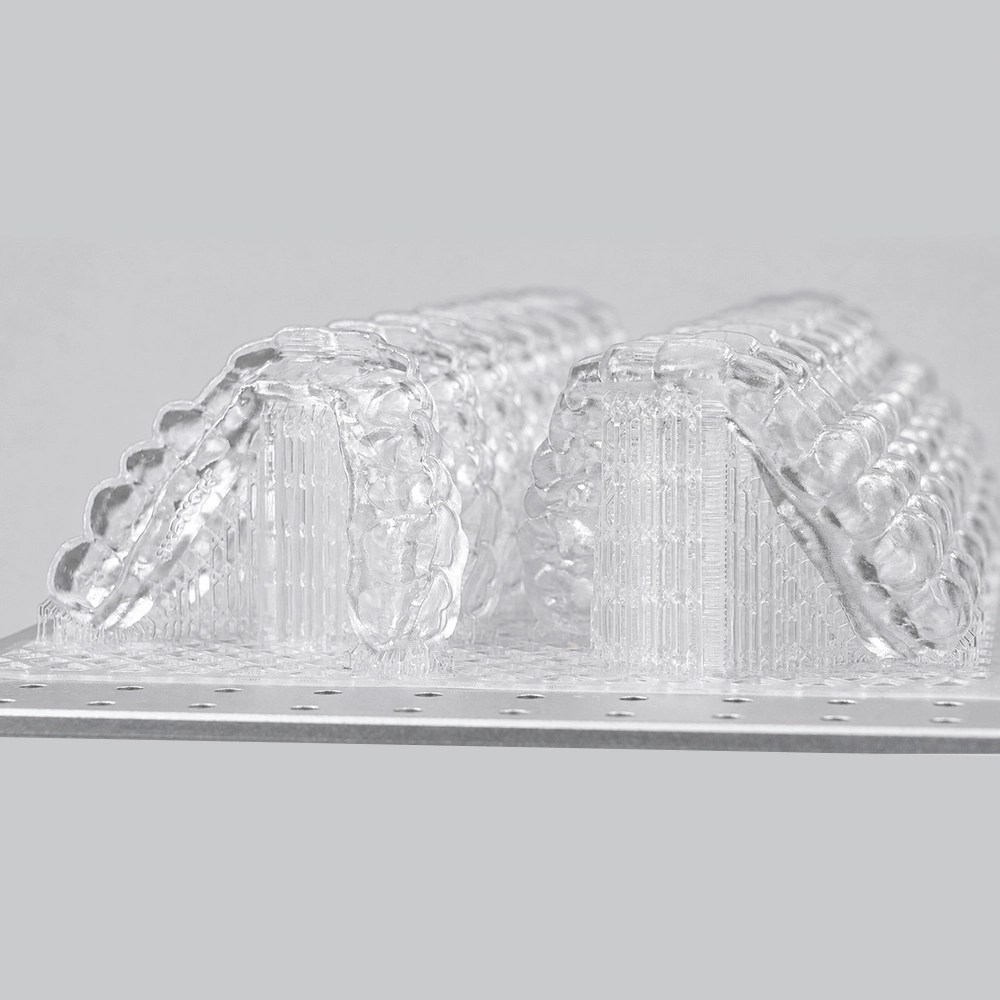 Batch of transparent aligners printed with supports on a build platform